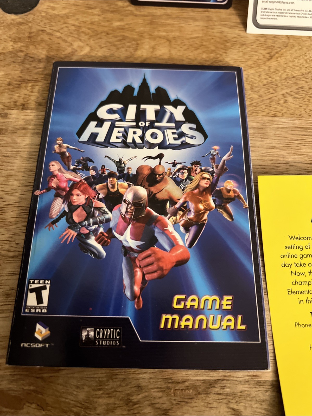 City of Heroes NcSoft PC Cd-Rom 2 Discs Set W/ Manual & Collectible Card