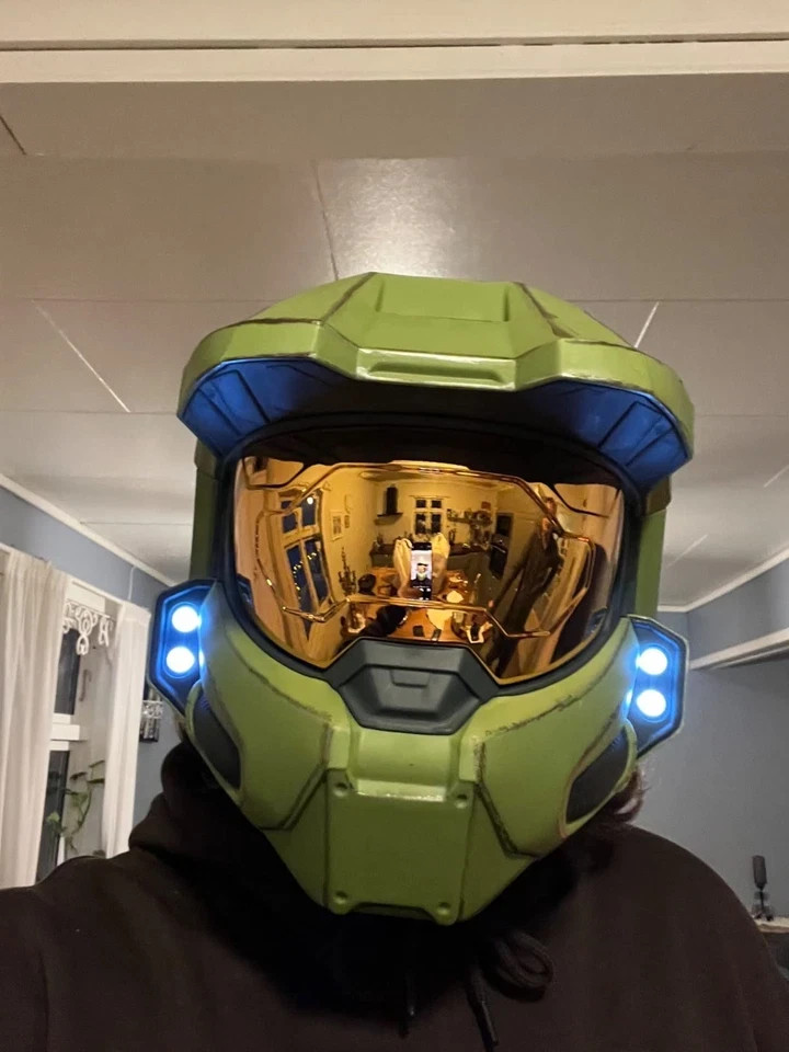 Halo Master Chief Deluxe Helmet with Stand – LED Light | free shipping