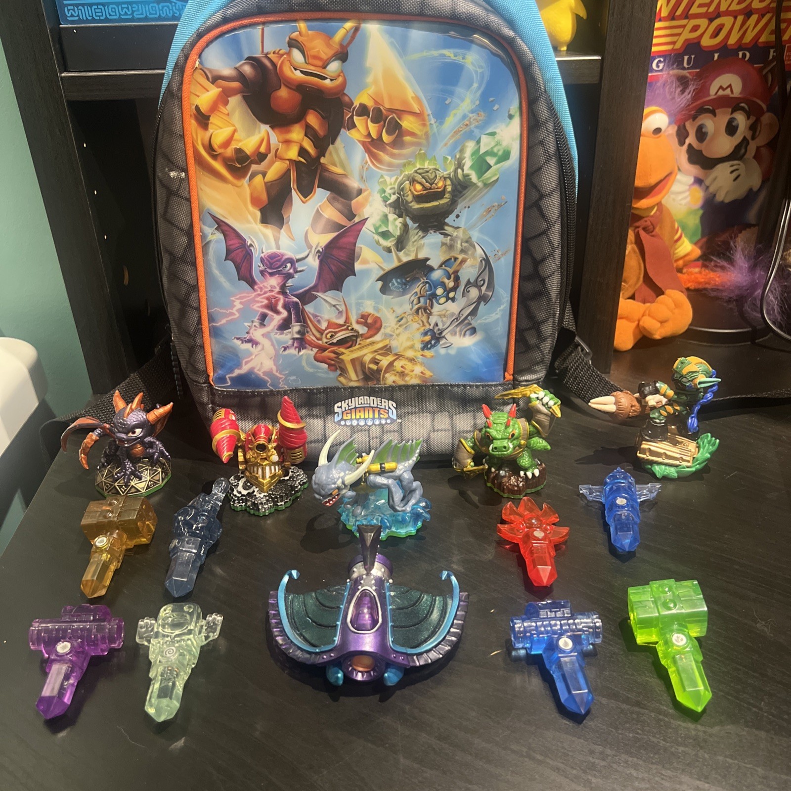 Skylanders Figures and Crystal Traps Vehicle w Skylanders Giants Carrying Bag