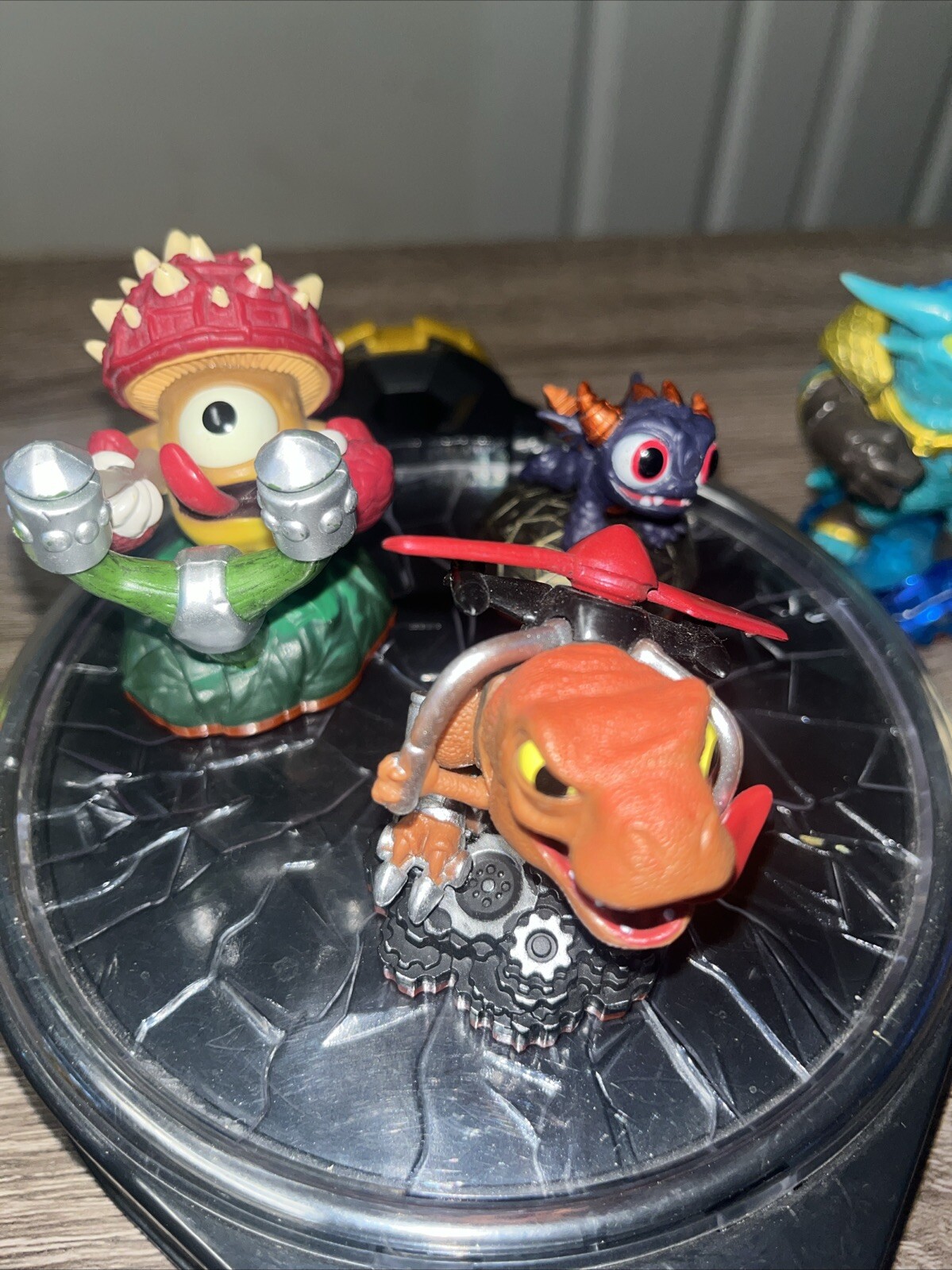 Skylanders 87131790 Mobile Wireless Portal -No controller- Lot Figures Trap Team