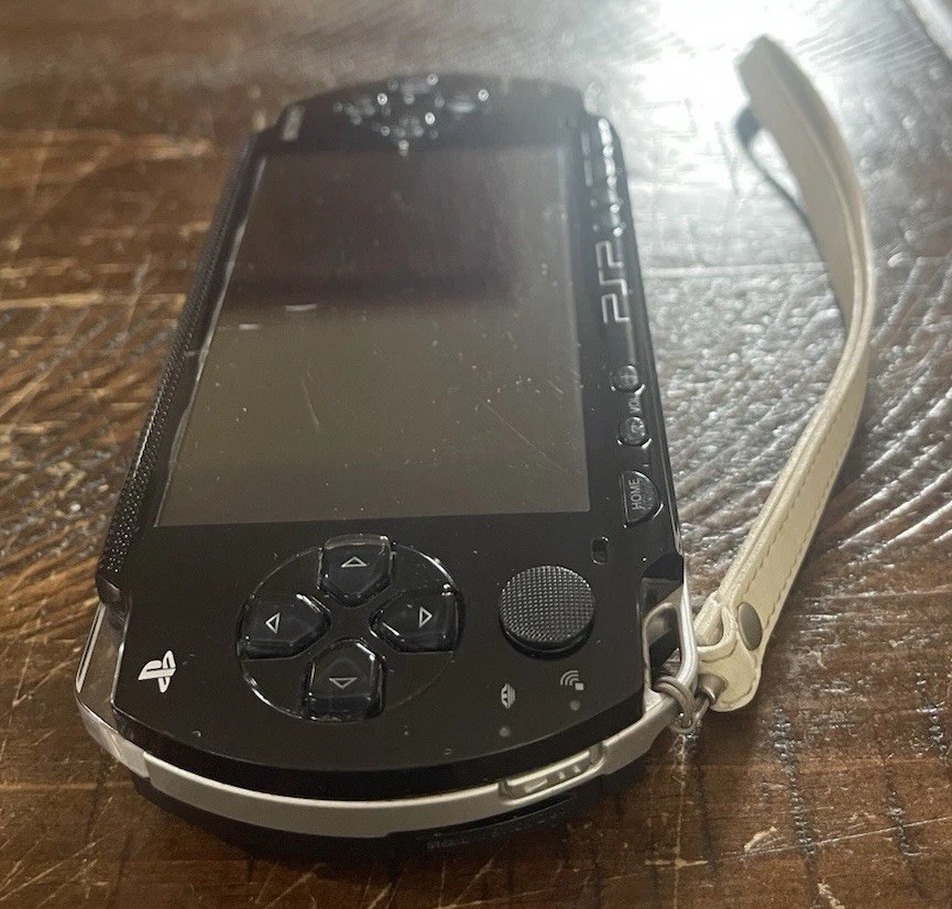Sony PSP-1001 Console, 2 Batteries w/Charger, 4 Games, 2 Movies, Family Guy 1&2