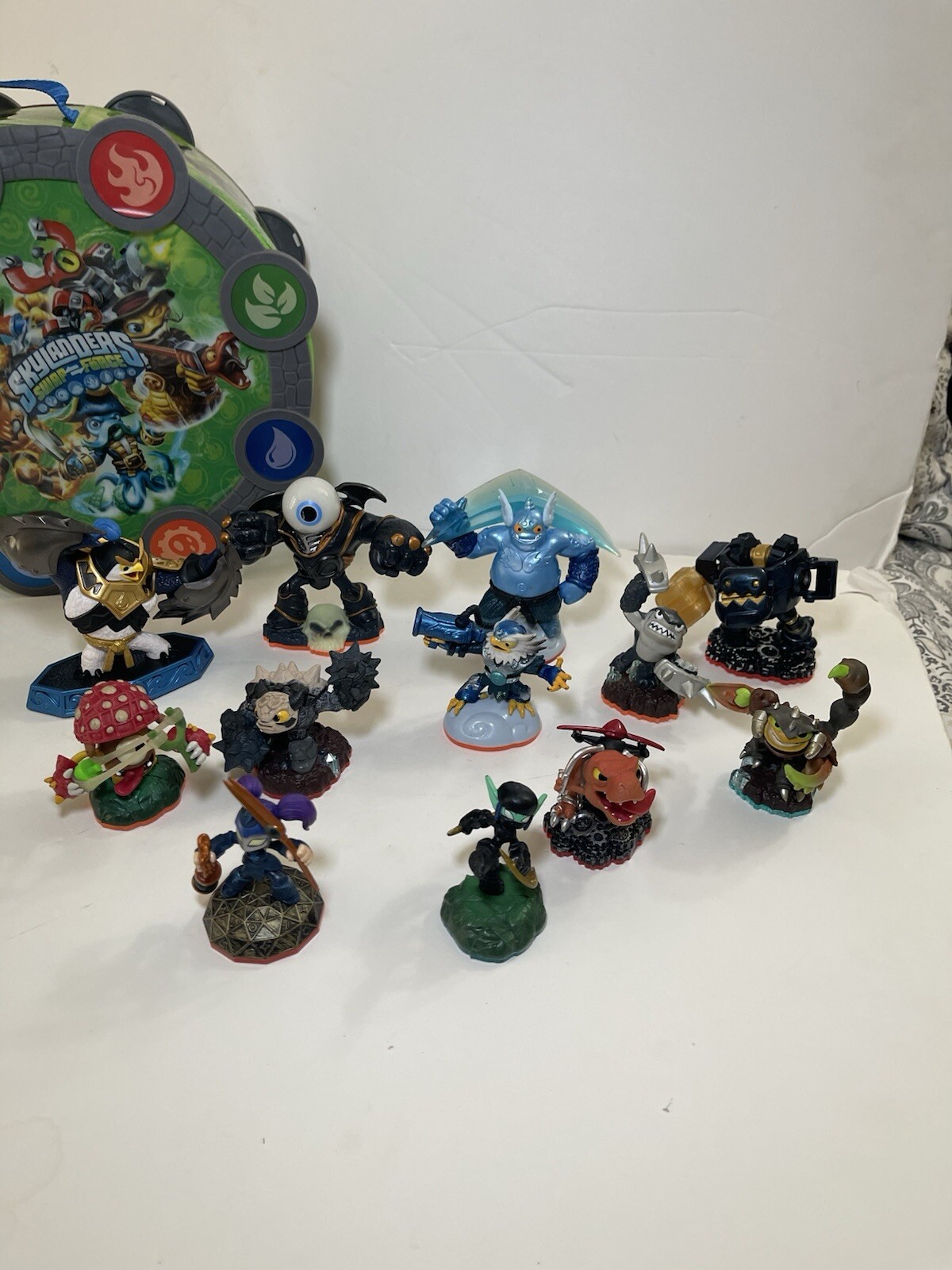 Skylanders Giants Lot of 12, Including Carrying Case