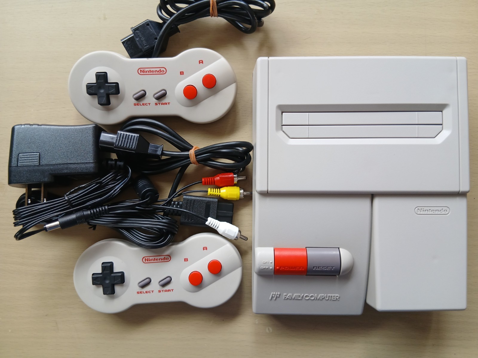 Nintendo New Famicom Console AV Complete set very good condition TESTED NES 1