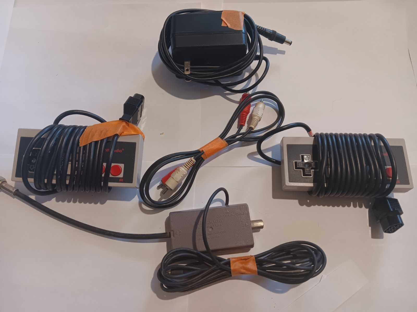 NES Console w/ all cables + AV 2 Controllers Light Zapper & Mario/Duck Hunt Tstd