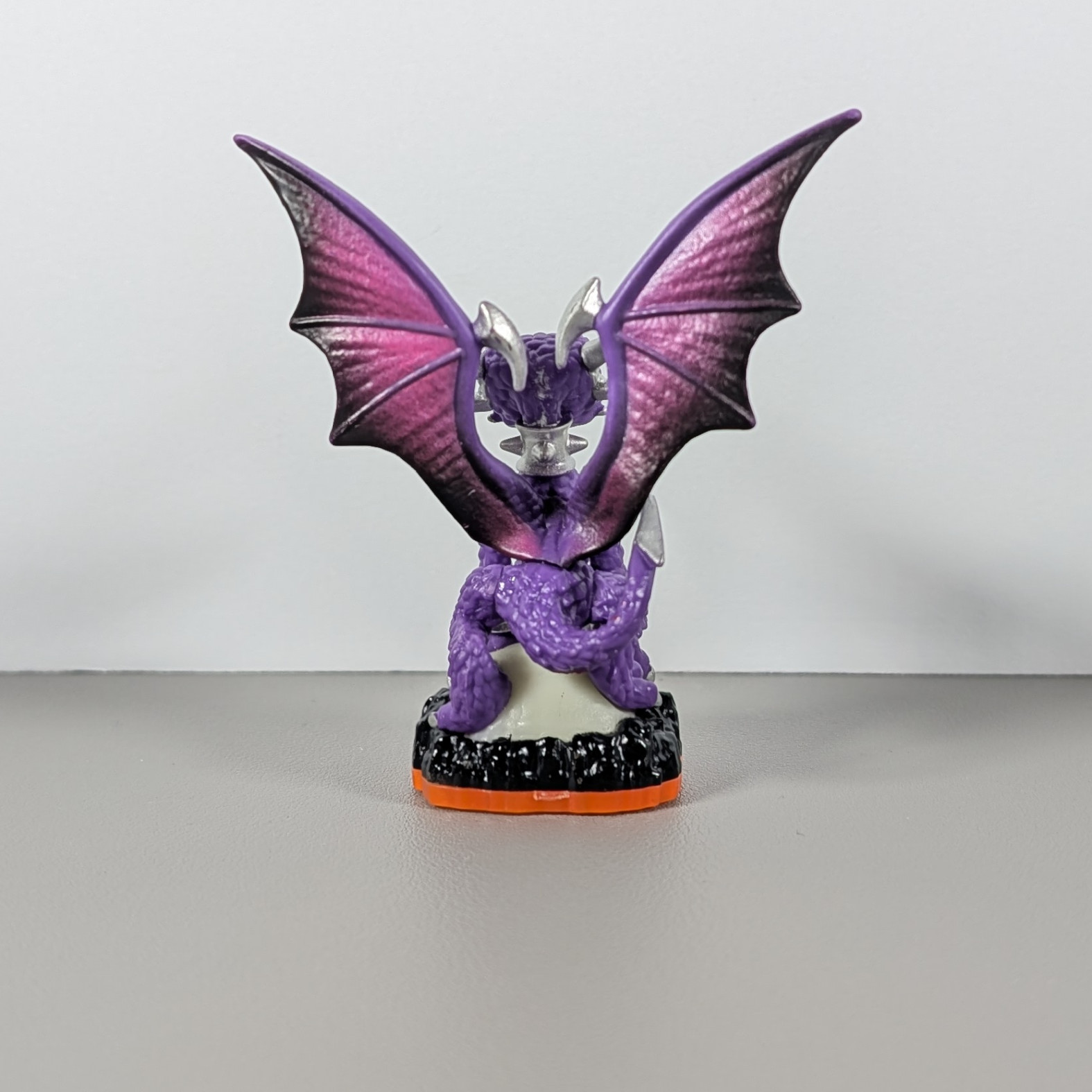 Skylanders Giants Figure – Cynder (Orange Base)