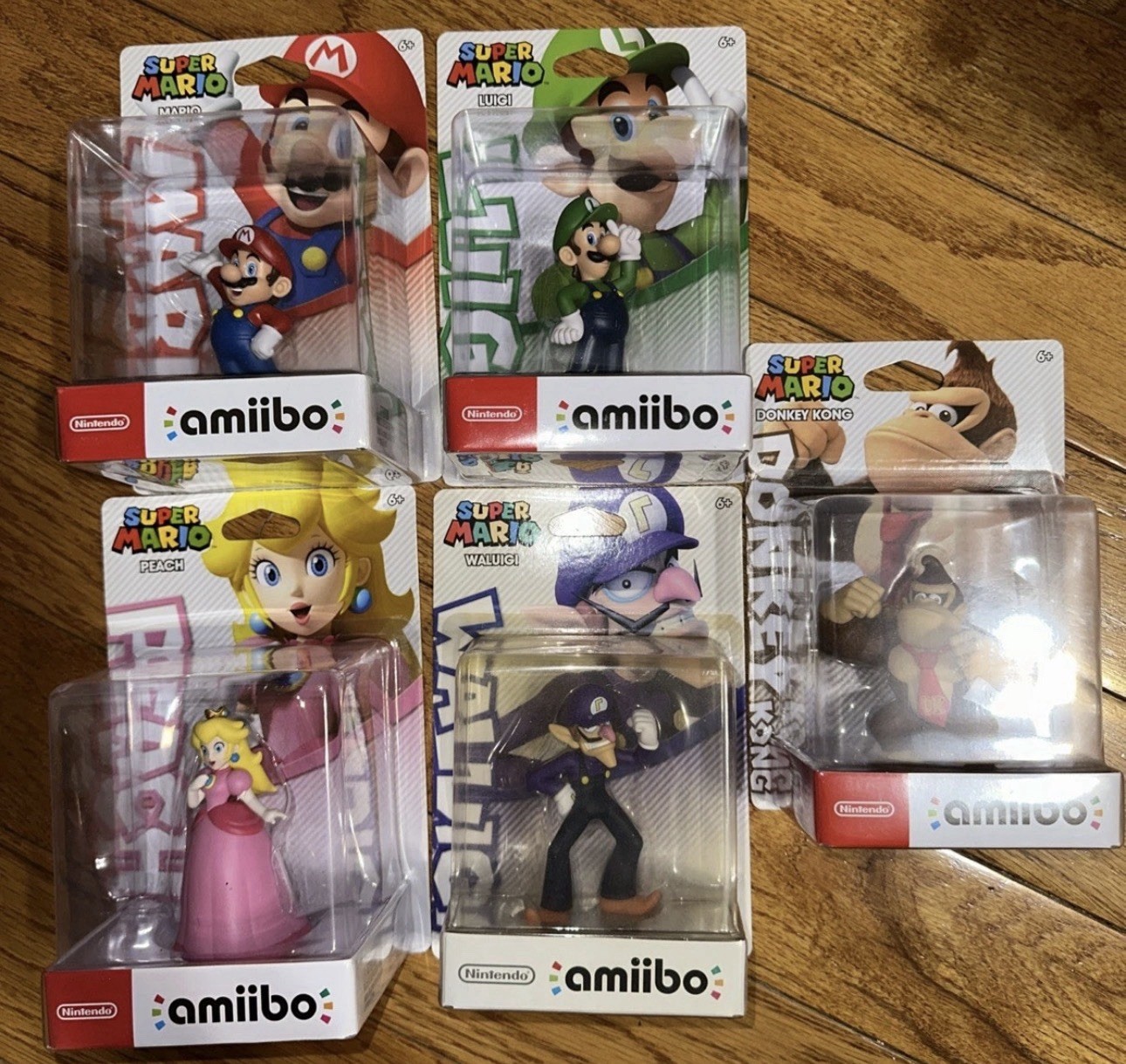 Super Mario Series Luigi, Peach, DK, & Waluigi Nintendo Amiibo Lot of 5 Figures