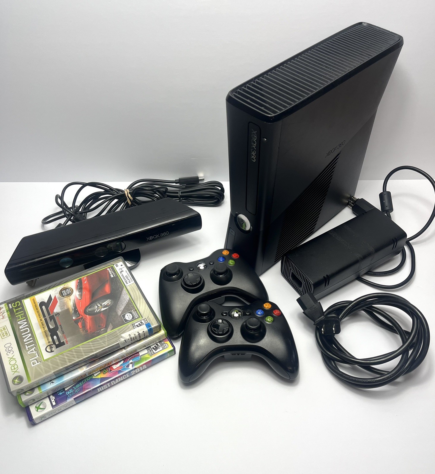 Xbox 360 Console 4GB With Kinect + 3 Games + 2 Controller