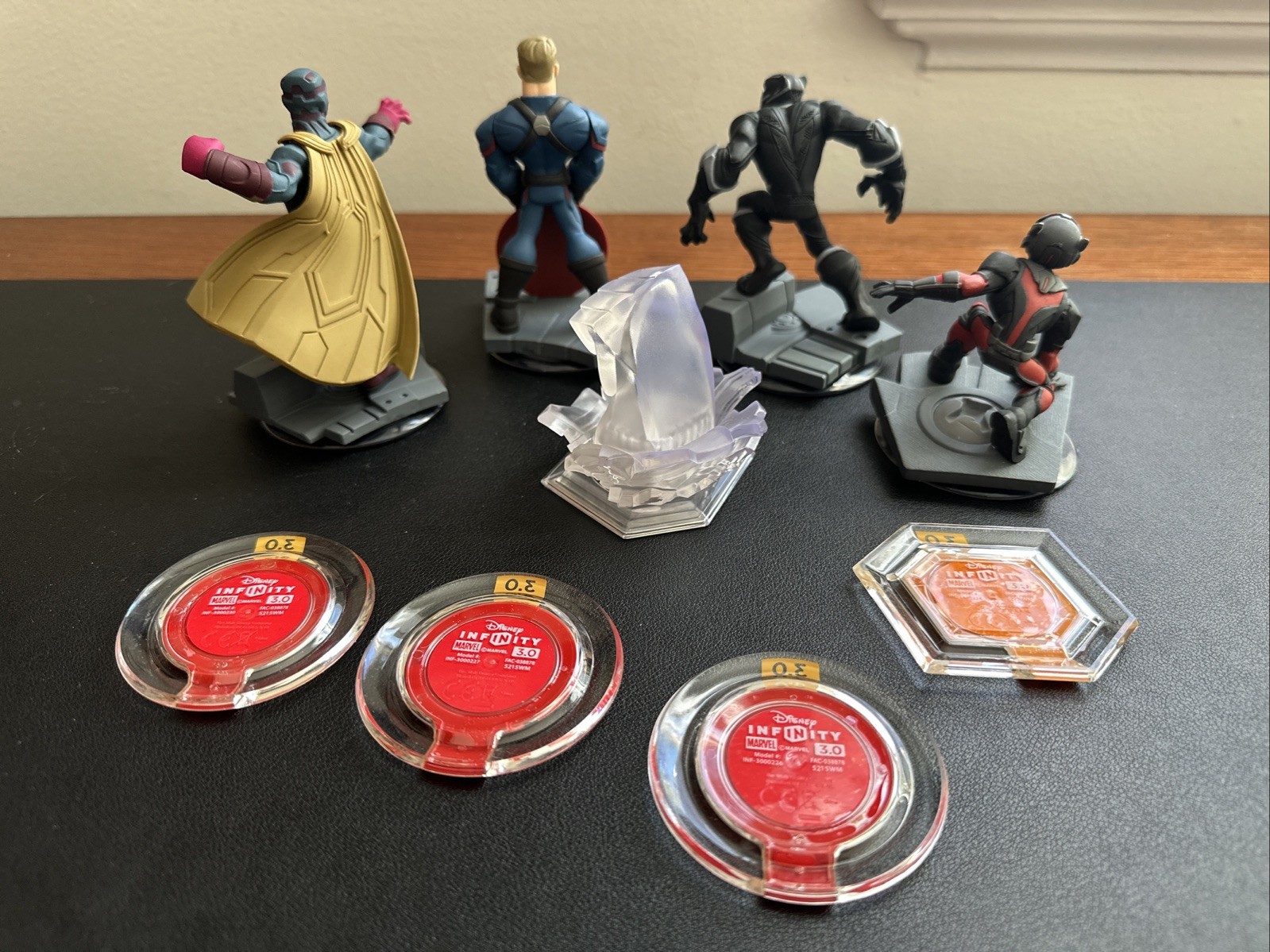 Lot of 4 Disney Infinity Figures Marvel Avengers – Captain America + 4 Discs