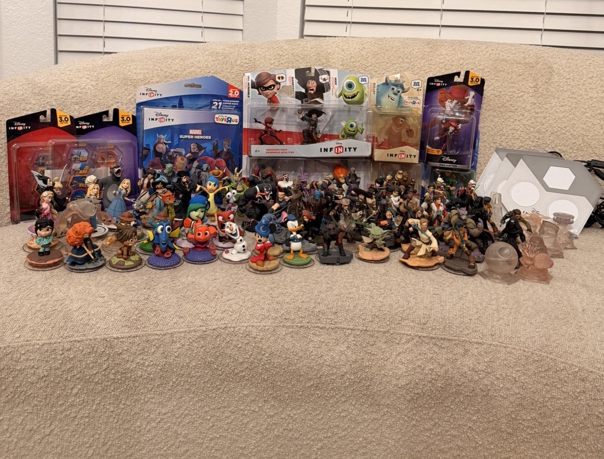 HUGE Disney Infinity 2.0 & 3.0 Figure Lot w/ power discs and more