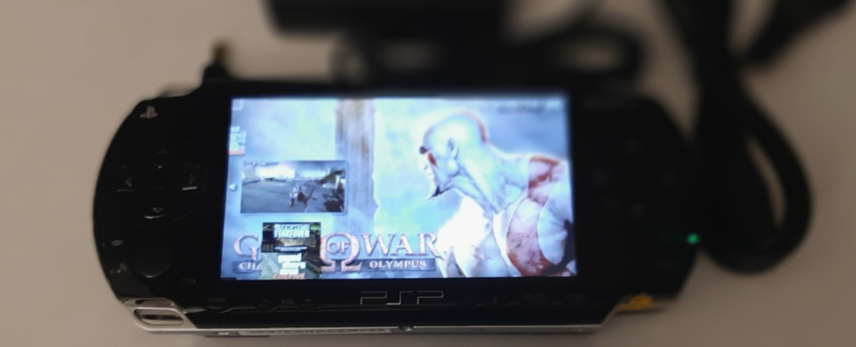 Sony PSP-1001 (ARK-4 CFW) 16 GB Console Bundle New Battery Read