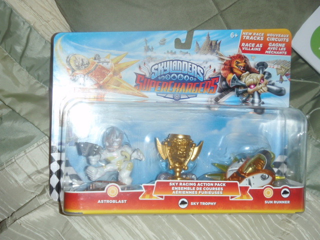 SKYLANDERS SUPERCHARGERS LEGENDARY SKY RACING ACTION PACK