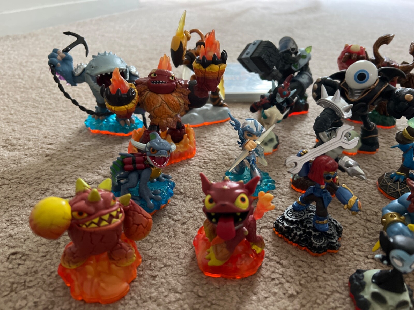 Skylanders Giants – Lot of 19 Figures with game included