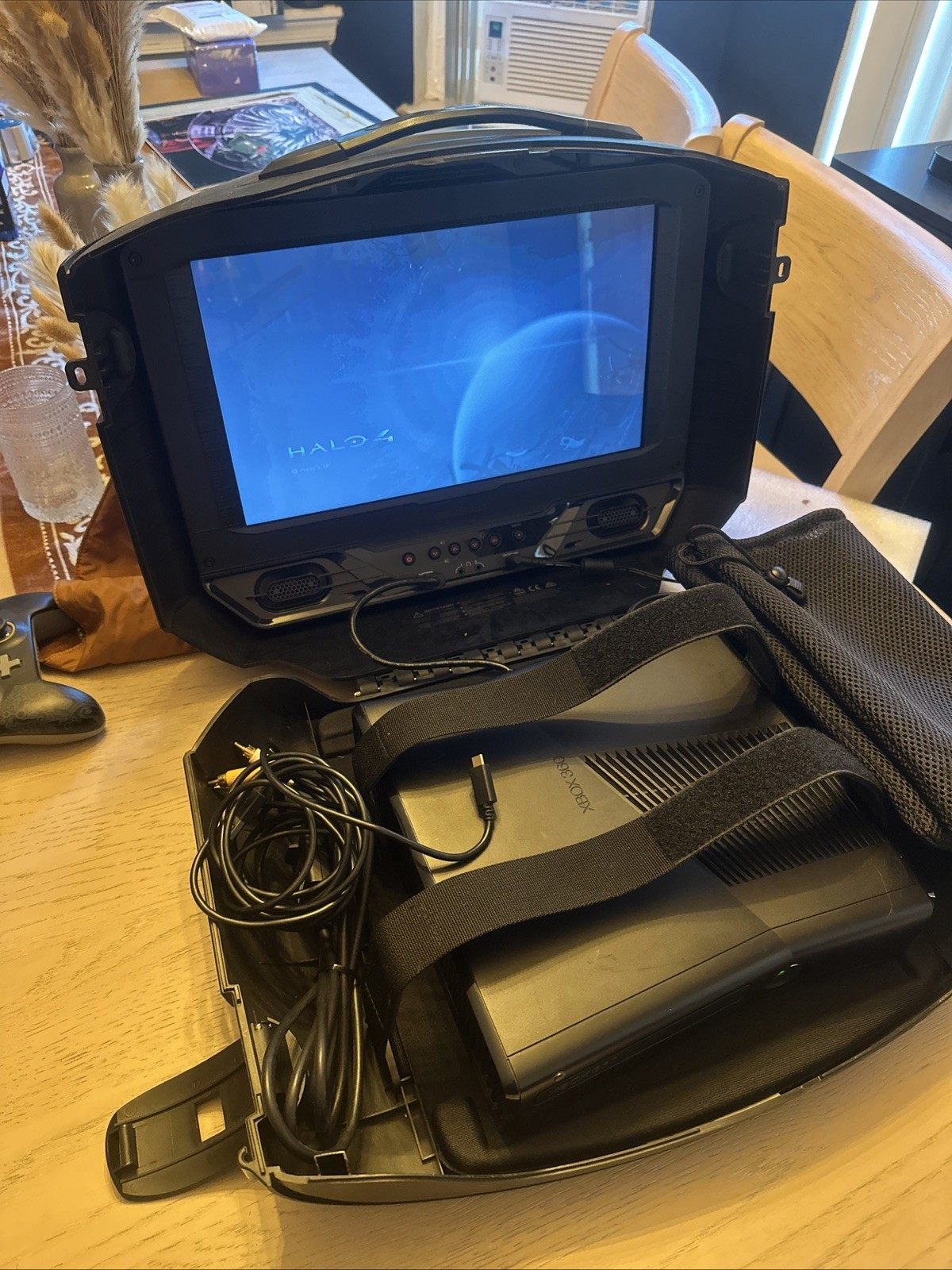 Gaems G155 Portable Gaming Monitor Case With XBOX360!! – READ DESCRIPTION