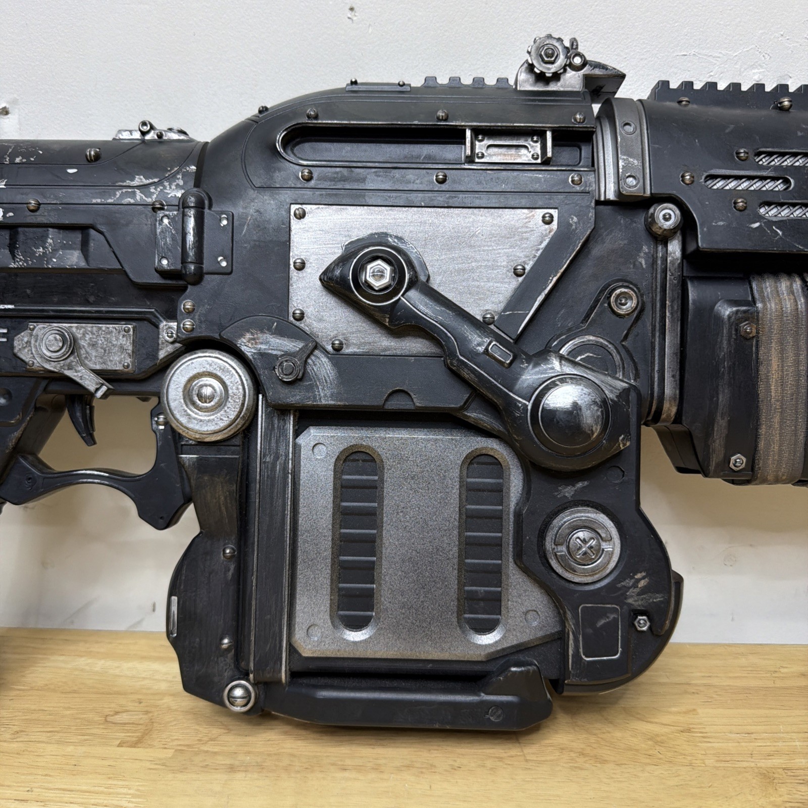 Official Gears Of War 3 Bloody Retro Lancer Neca Weapon Replica Missing Knife