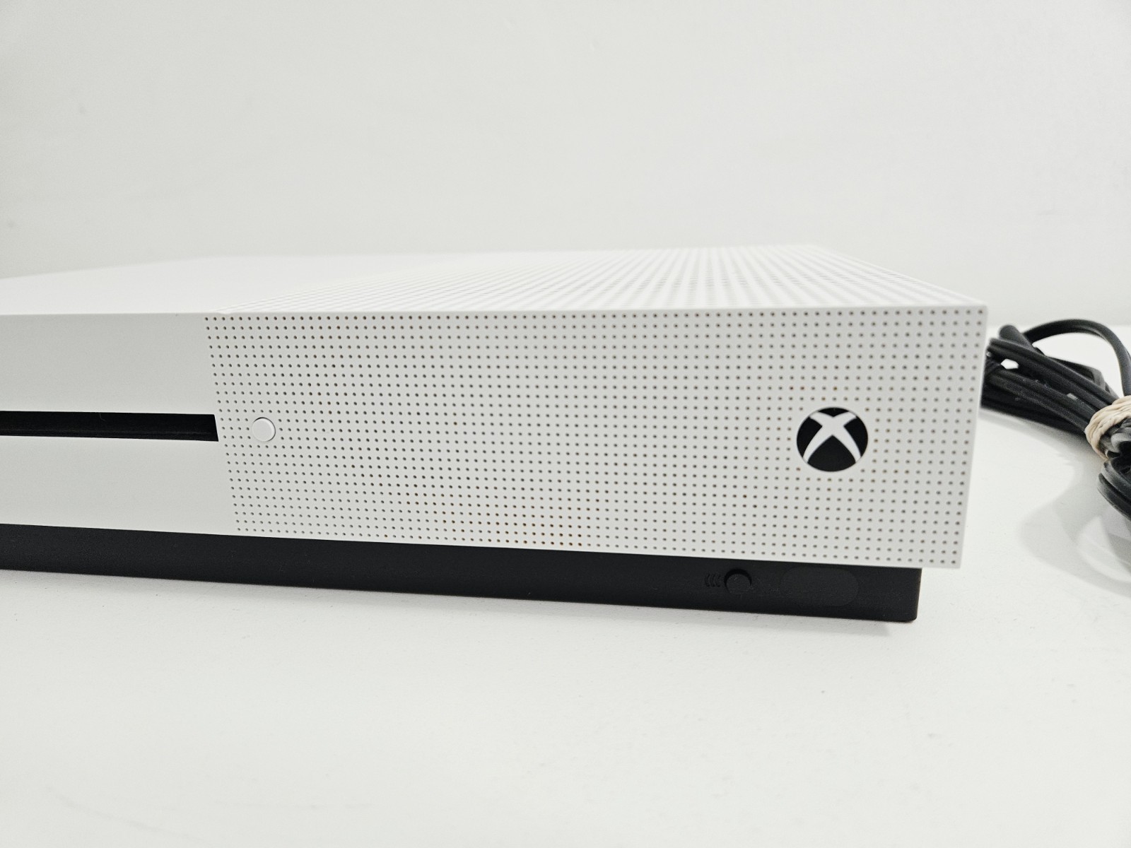 Microsoft Xbox One S 1TB White Console 4K UHD With Power Cord