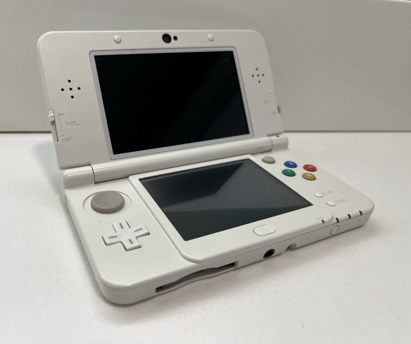 New Nintendo 3DS Special Edition White Region Free w/ Charger