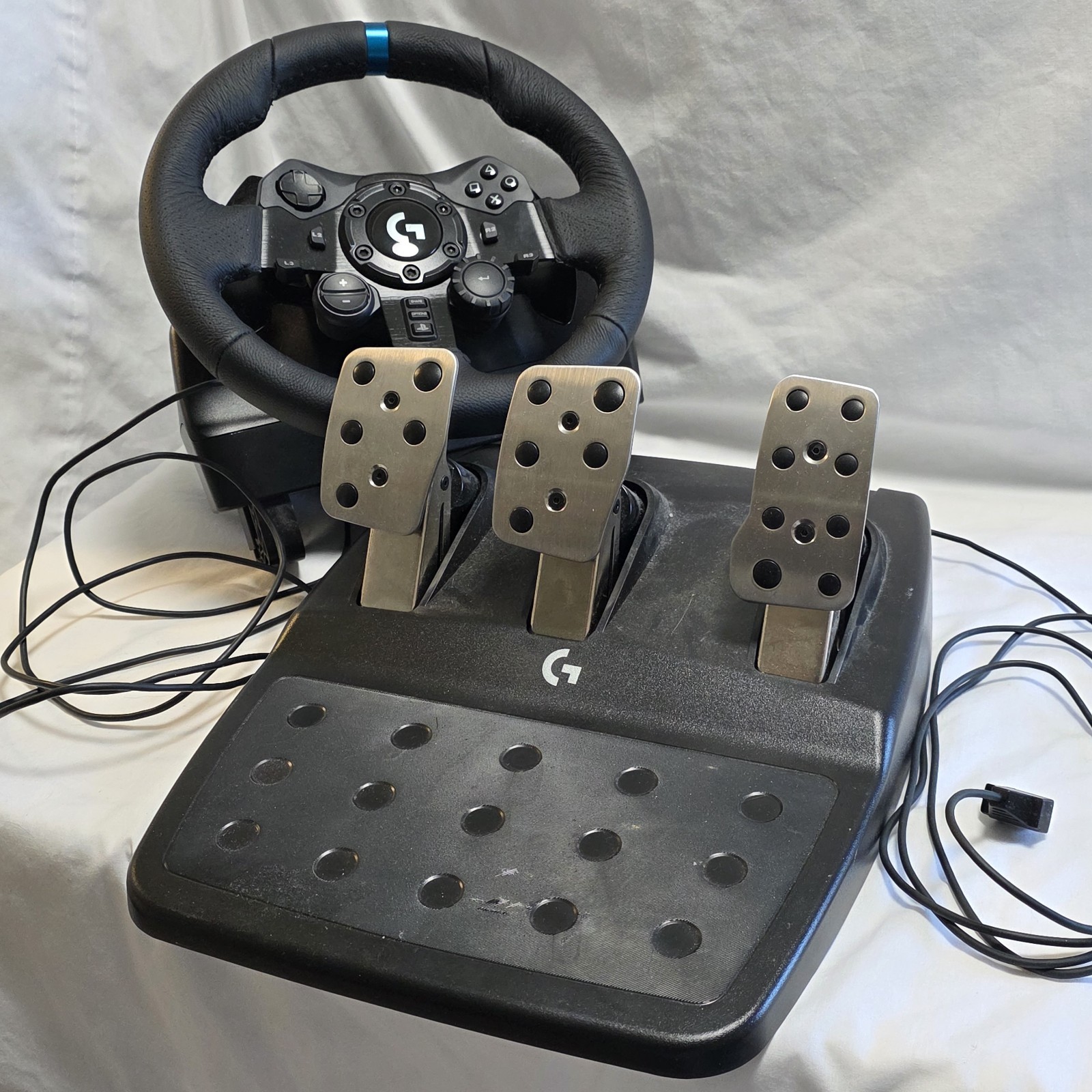 Logitech G923 Racing Wheel and Pedals Playstation 4 & PC