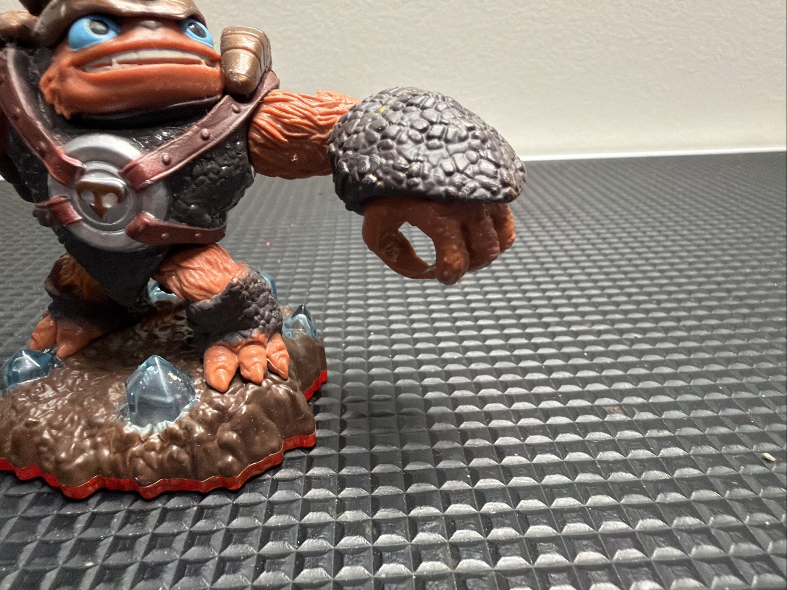 Skylanders Wallop Character Figure Spyro Series – Works, but missing hammer