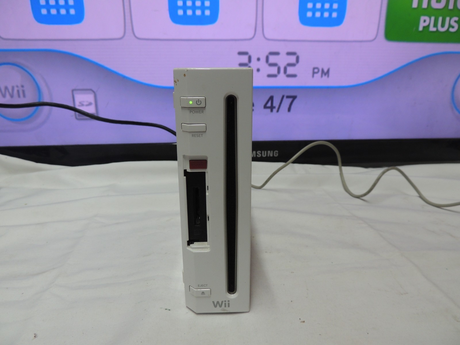 Nintendo Wii – RVL-001 White Bundle #22 CONSOLE ONLY & Wii Nunchuck