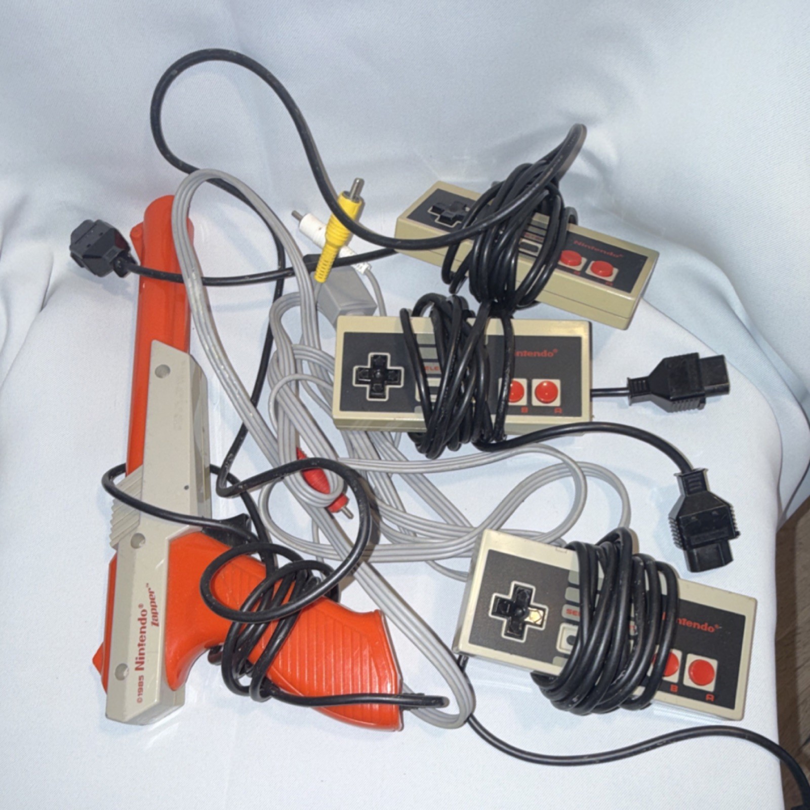 Nintendo NES Controllers & Zapper Light Gun Wired 8ft Cable Gray Red Black