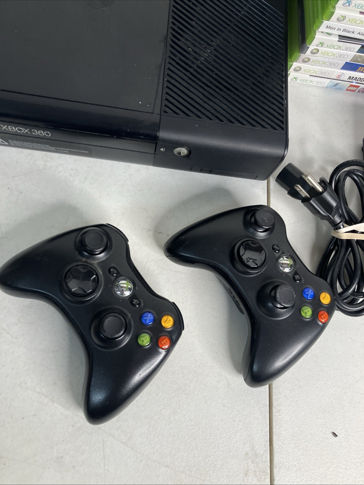 Microsoft Xbox 360 E 500GB 1538 Bundle 2 Controllers 25 Games GTA V HALO FALLOUT