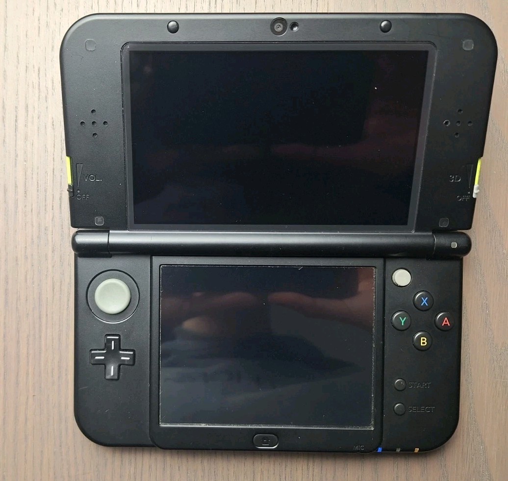 New Nintendo 3DS XL Lime Black | Charger + 32GB SD Card | Region Free