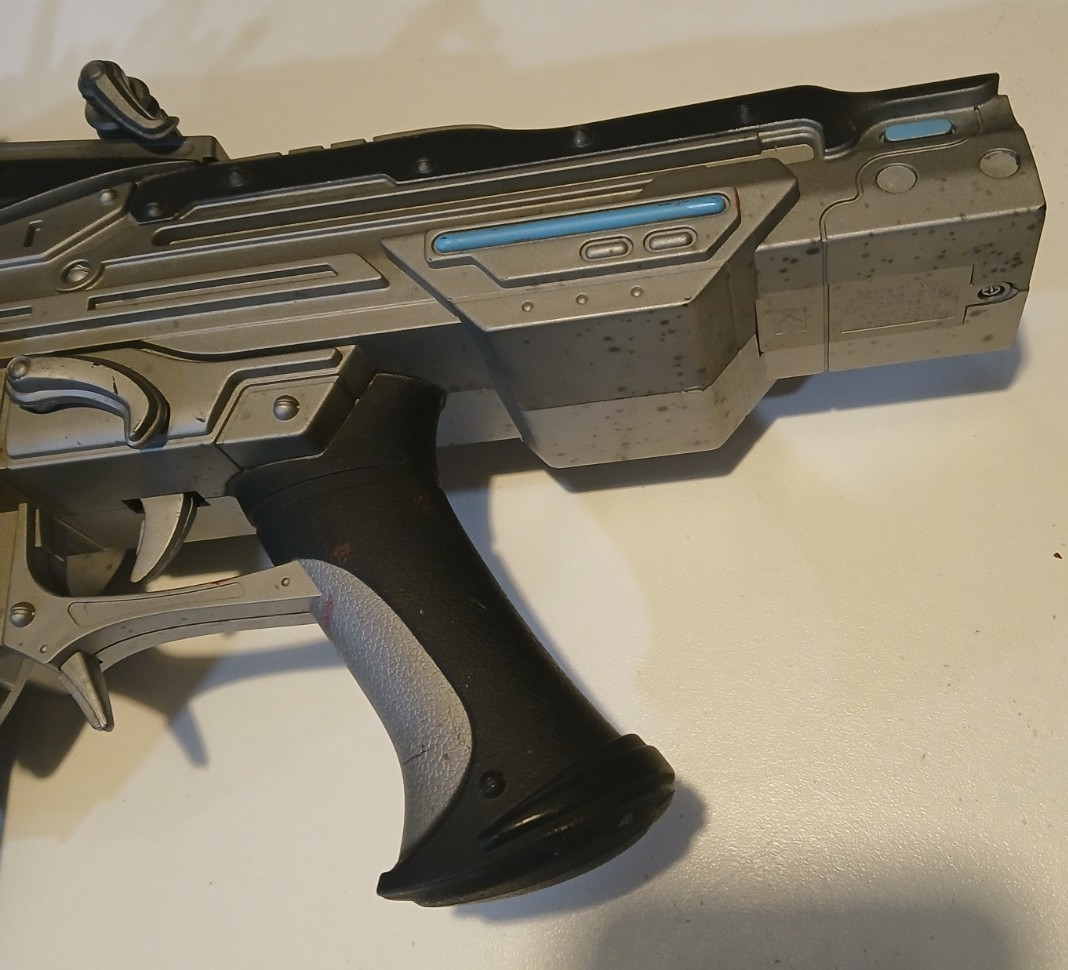 NECA Gears Of War Lancer Replica 2008 – Bloody Lancer – 36″ Full Size Prop