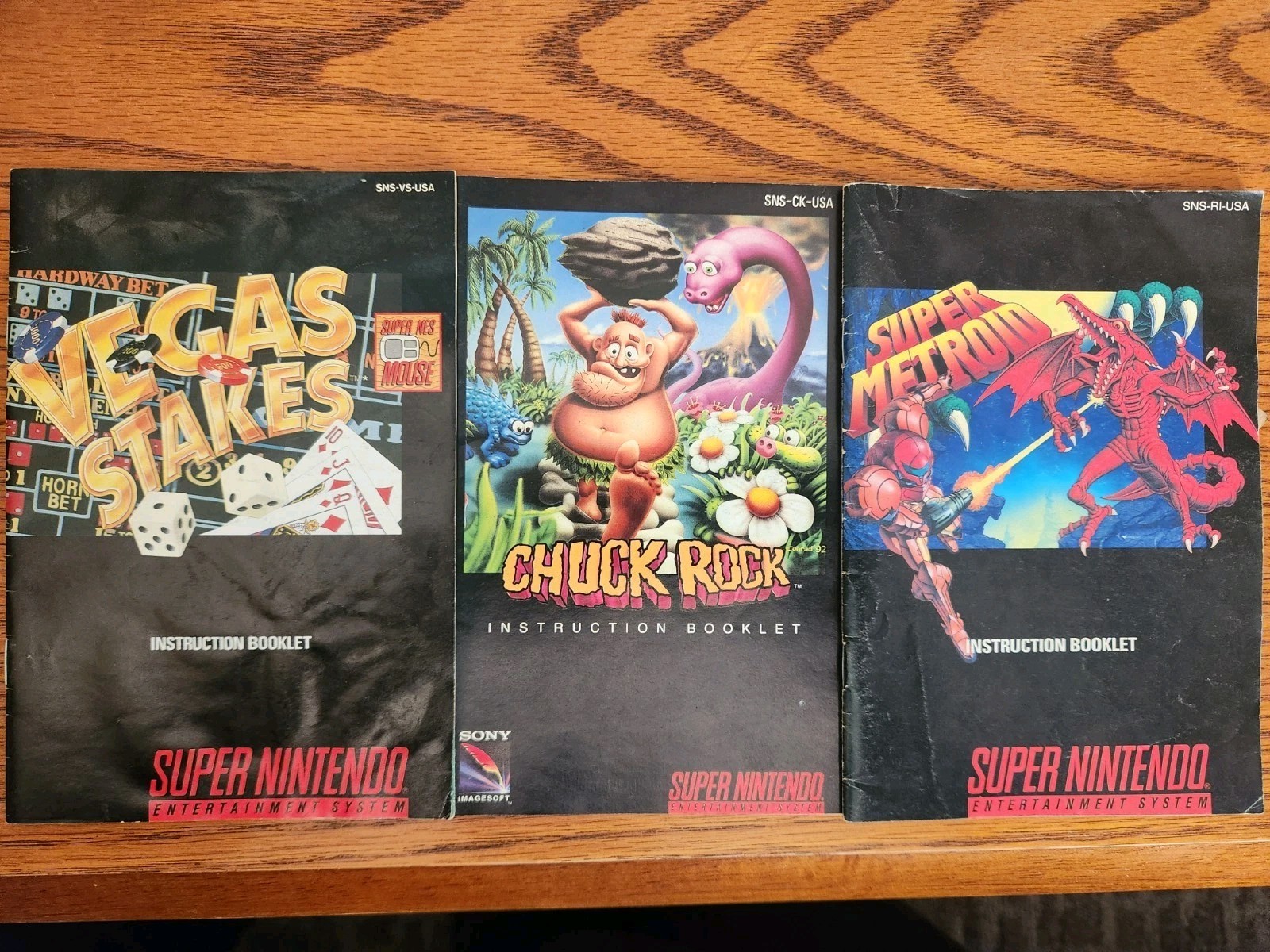 Vintagr SNES booklets. Super Metroid