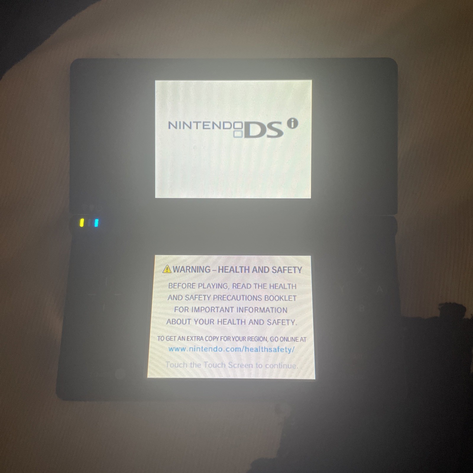 Nintendo DSi Black Handheld System w/ Camera TWL-001 w /Charger