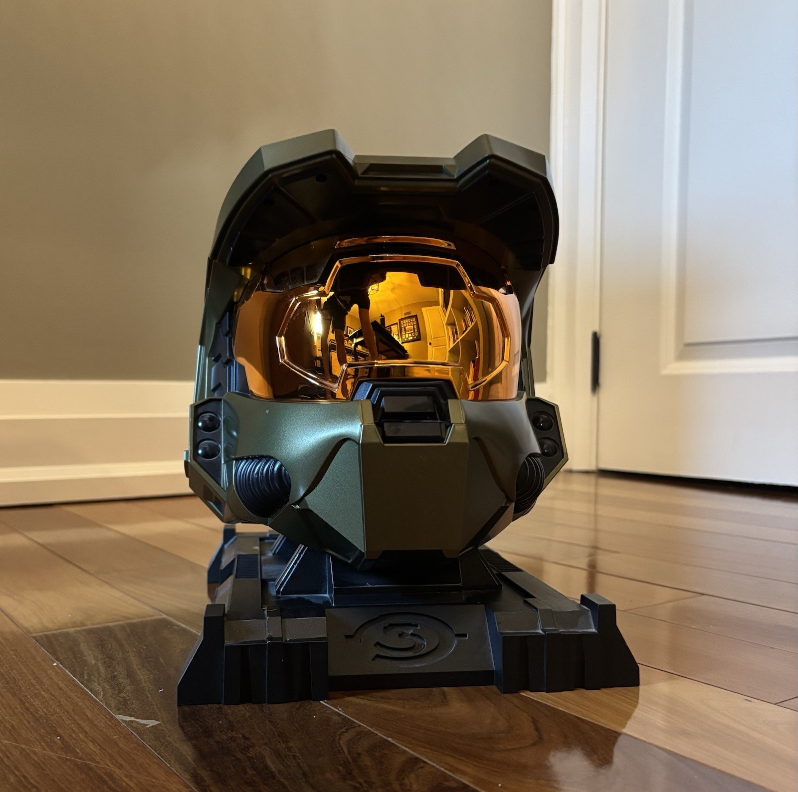 Halo 3 Legendary Edition Master Chief Helmet & Stand – No Game