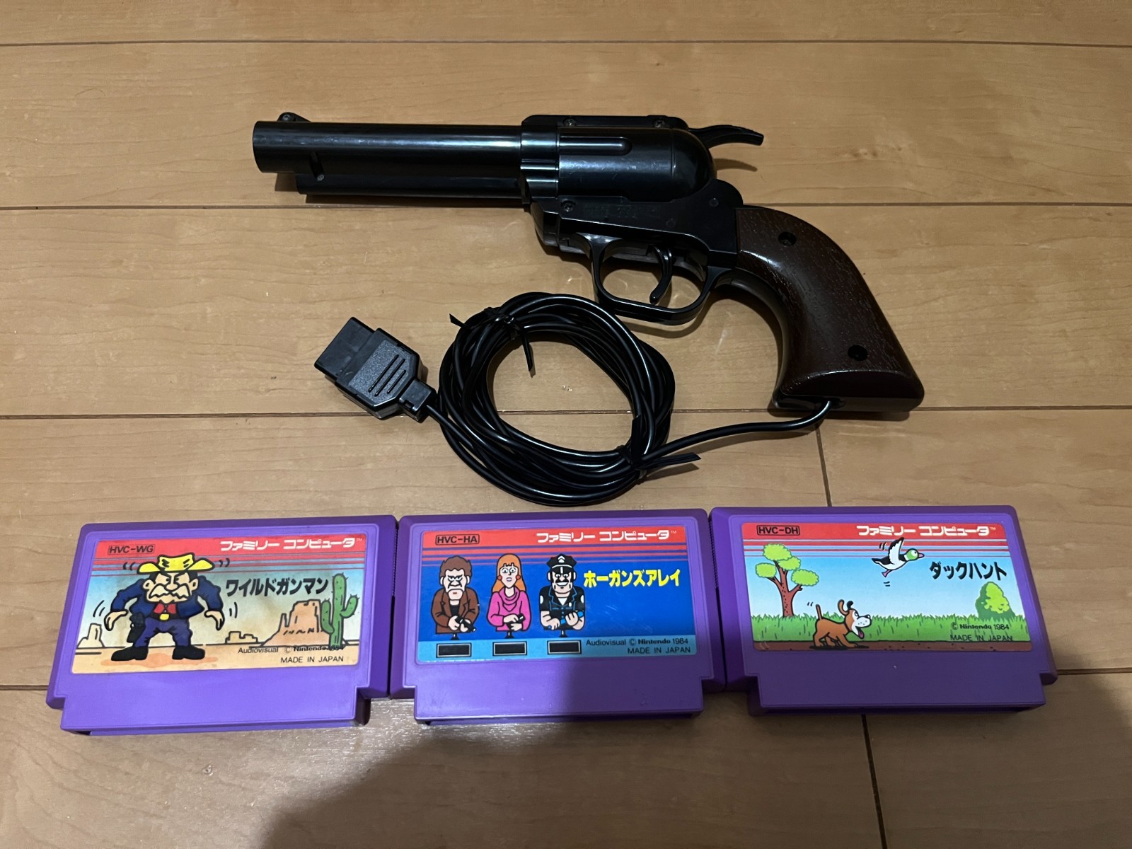 Nintendo Famicom WILD GUNMAN Controller and 3 Games