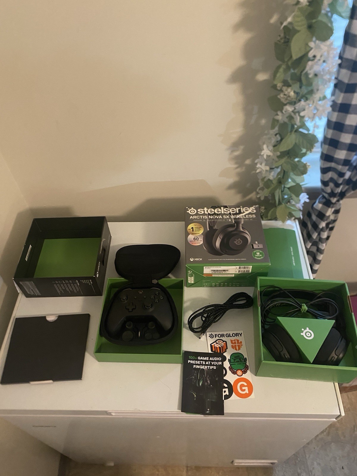 Microsoft Xbox Elite Series 2 controller/ steel series arctic nova 5x headset