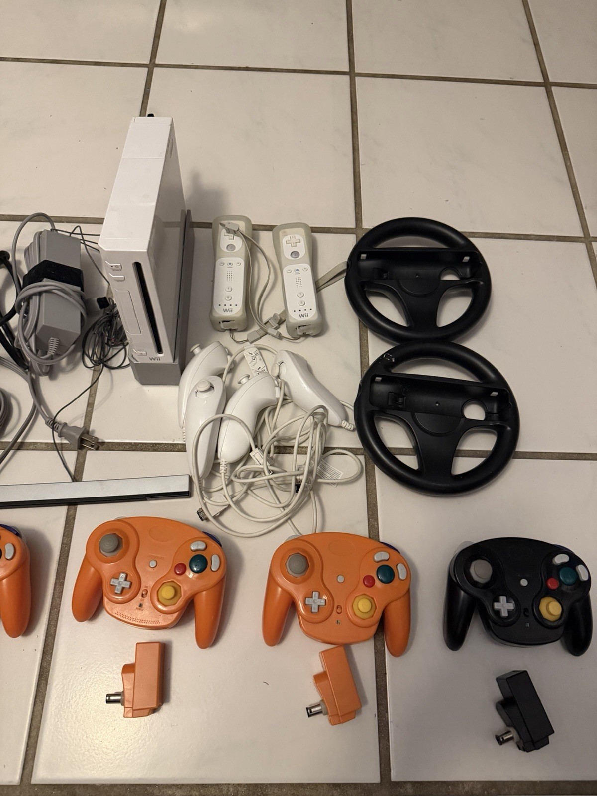 HomeBrew Wii With 64 GB Flash Drive Games Included Mario Nunchuck Remotes Etc