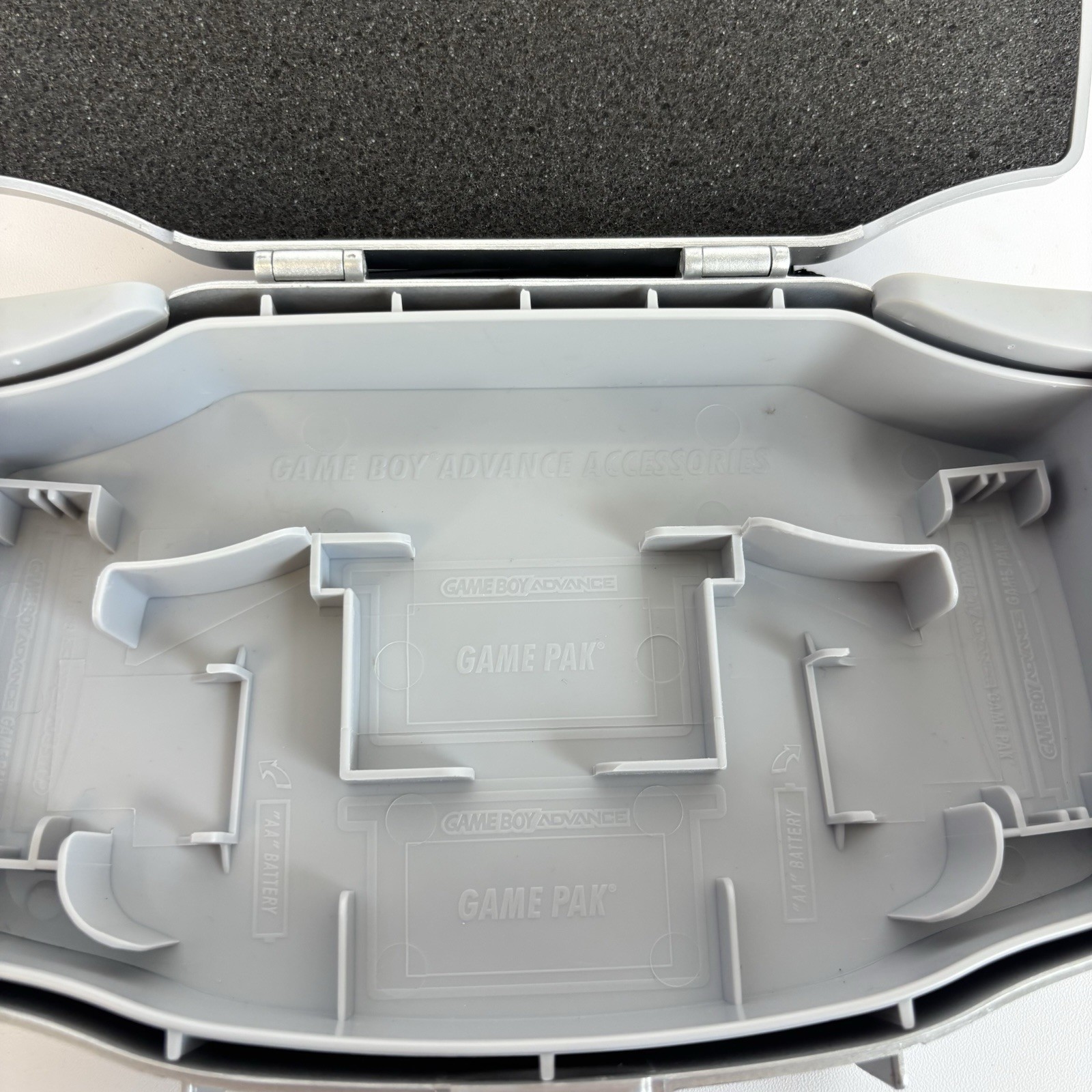 Nintendo Game Boy Advance Hard Shell Carrying Case Silver/ Gray 2002