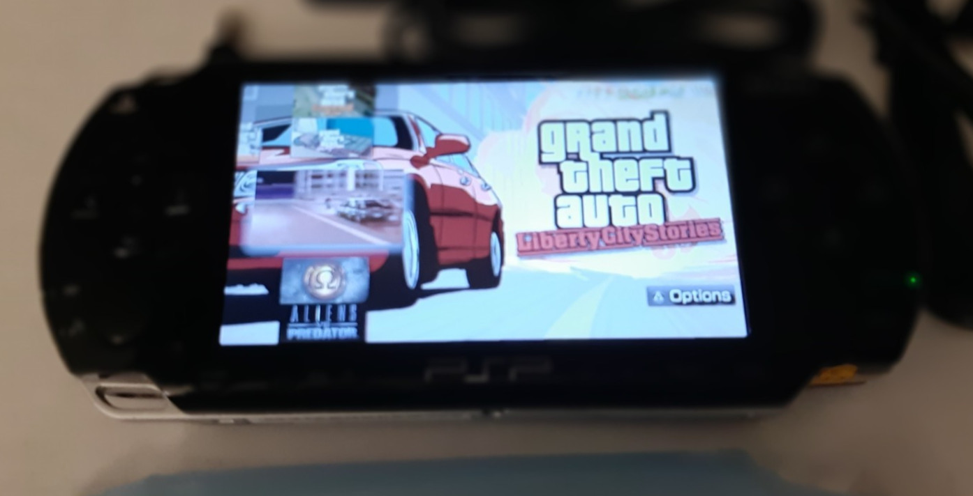 Sony PSP-1001 (ARK-4 CFW) 16 GB Console Bundle New Battery Read