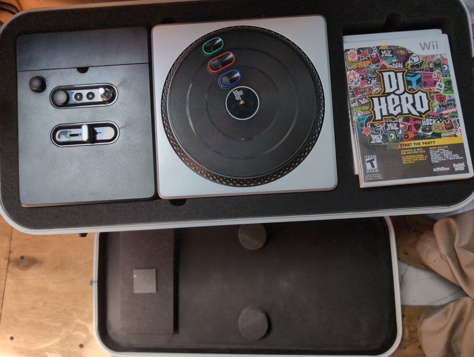 DJ HERO RENEGADE EDITION NINTENDO WII PAL EMINEM JAY-Z – Untested – Complete
