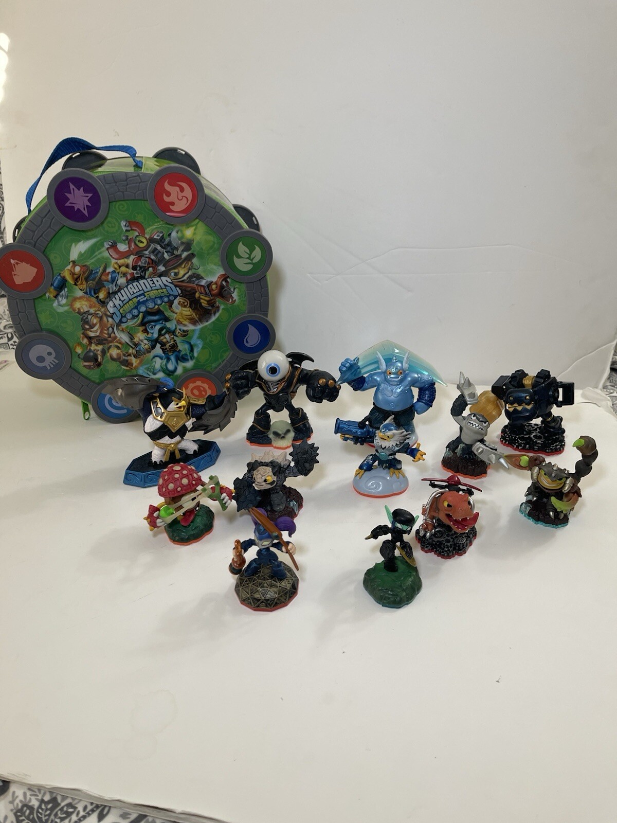 Skylanders Giants Lot of 12, Including Carrying Case