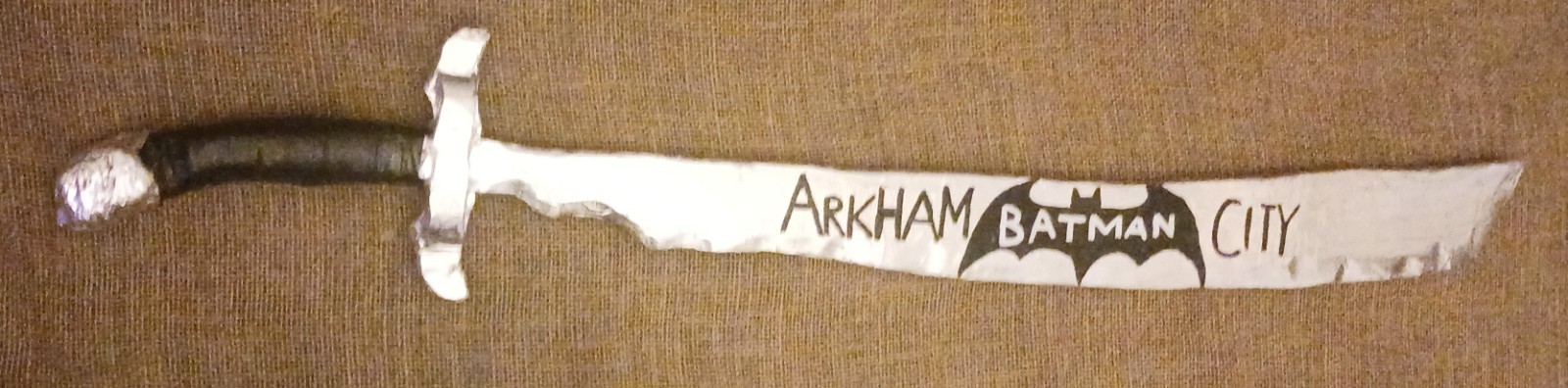 BATMAN ARKHAM CITY – Ra’s Al Ghul Sword Wall Decoration With Game Title On Blade