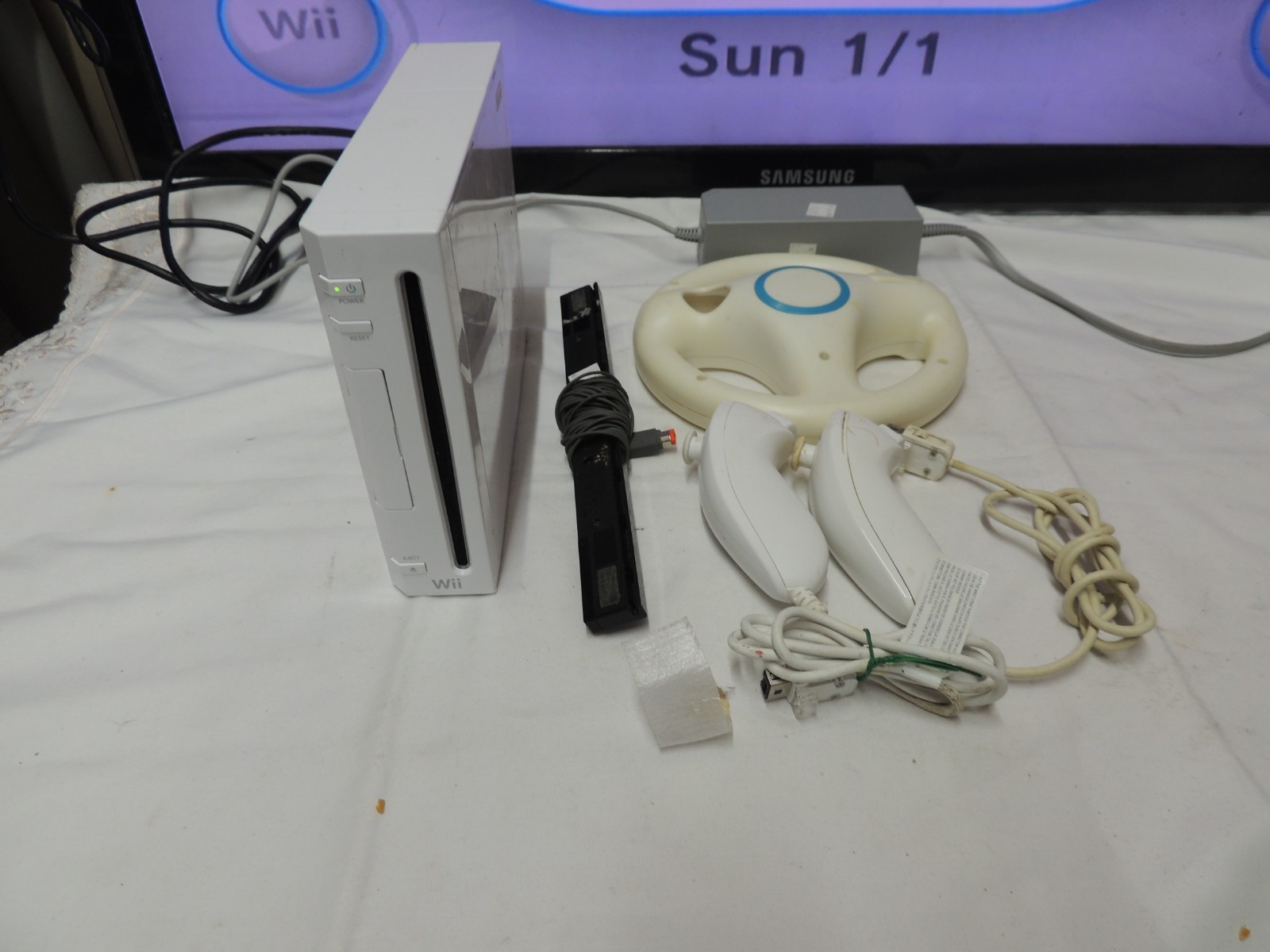 Nintendo Wii – RVL-001 White Bunddle #18 NO AV CABLE