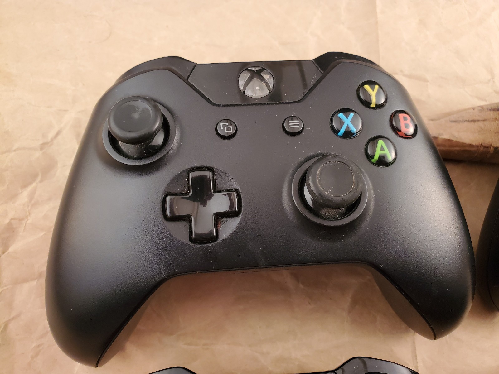 FOUR (4) Xbox One/Series Wireless Controller 1537 (3) 1914 (1) does not power on