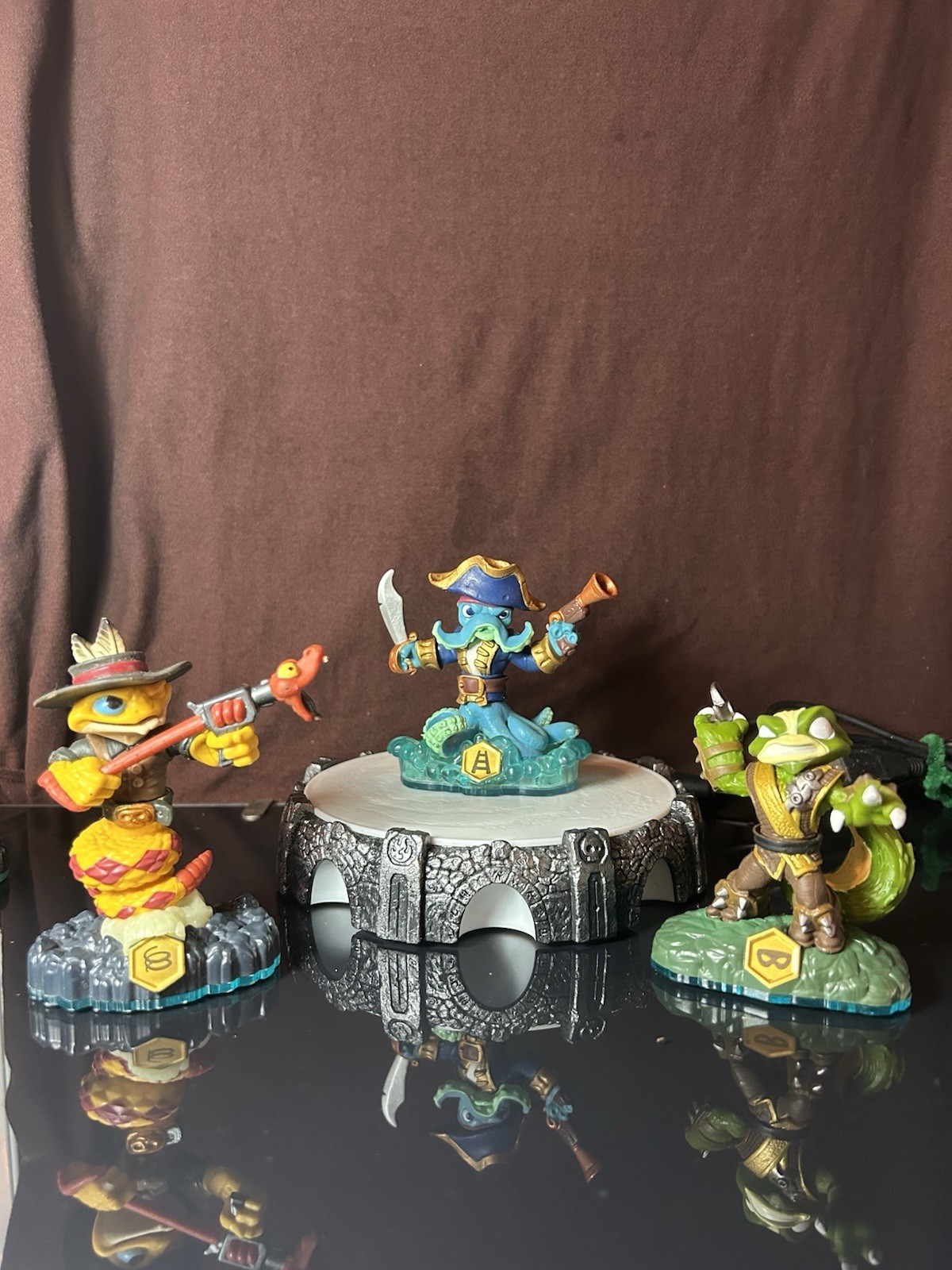 Activision Skylanders Swap Force Wii game portal and 18 Skylander Lot