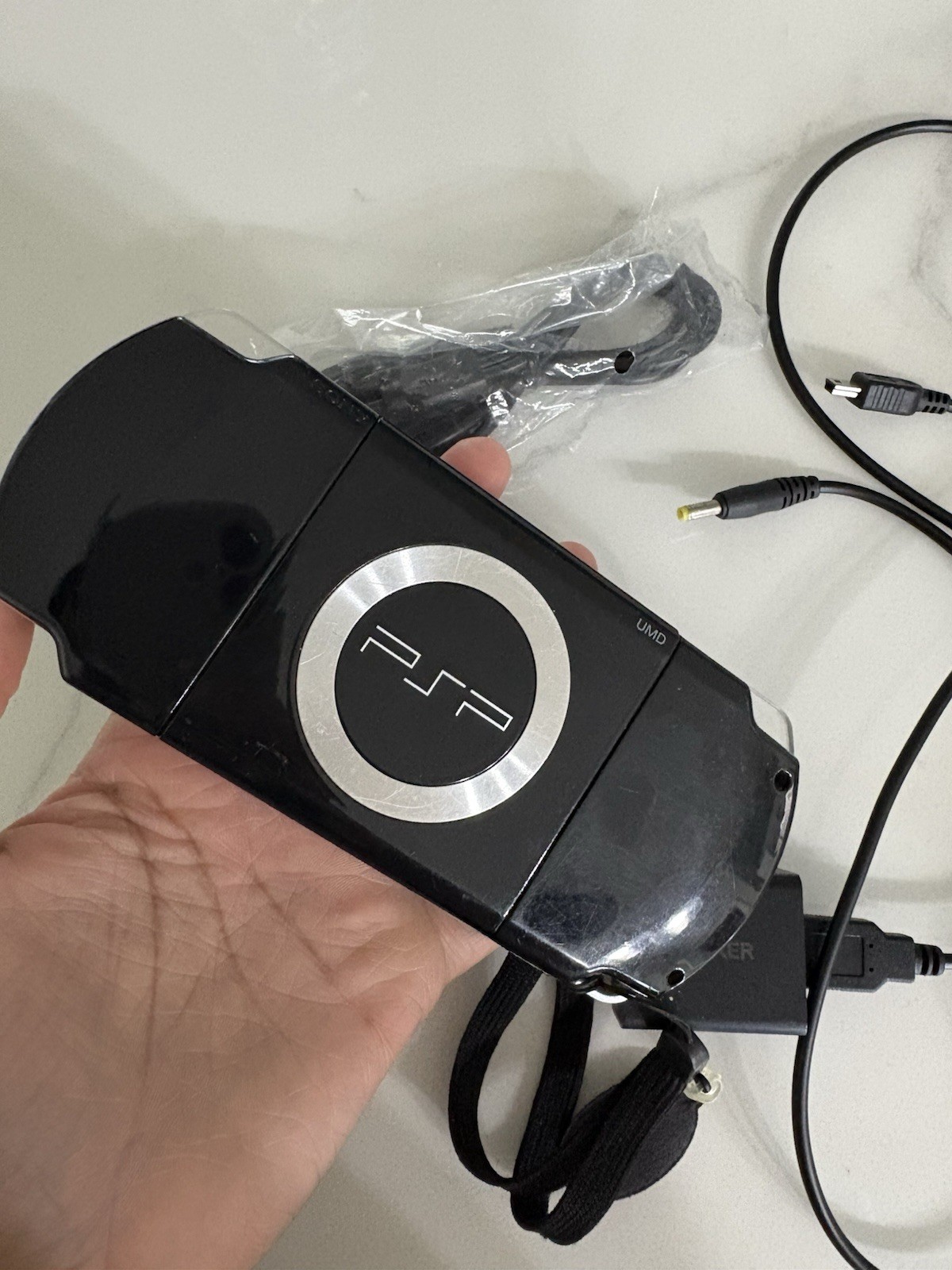 Sony PSP Black works great! w/ Wall Charger, USB Cable & Wrist Strap