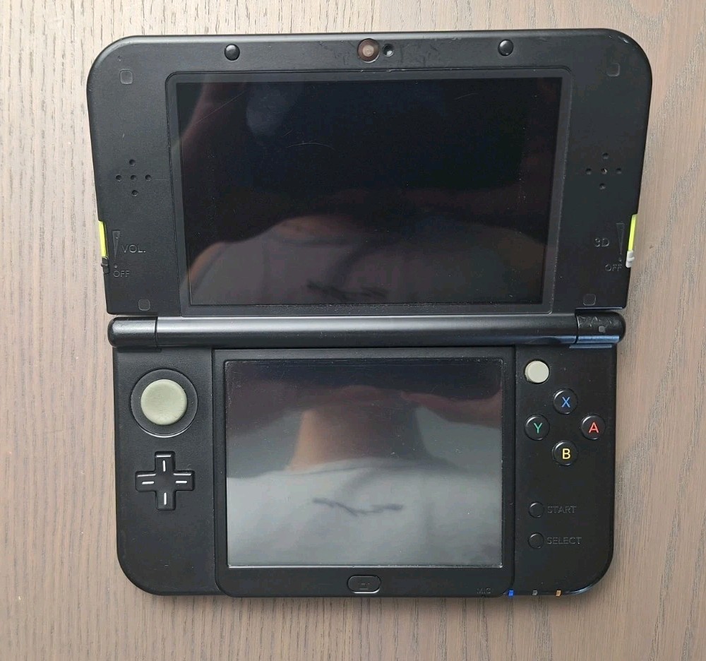 New Nintendo 3DS XL Lime Black | Charger + 32GB SD Card | Region Free