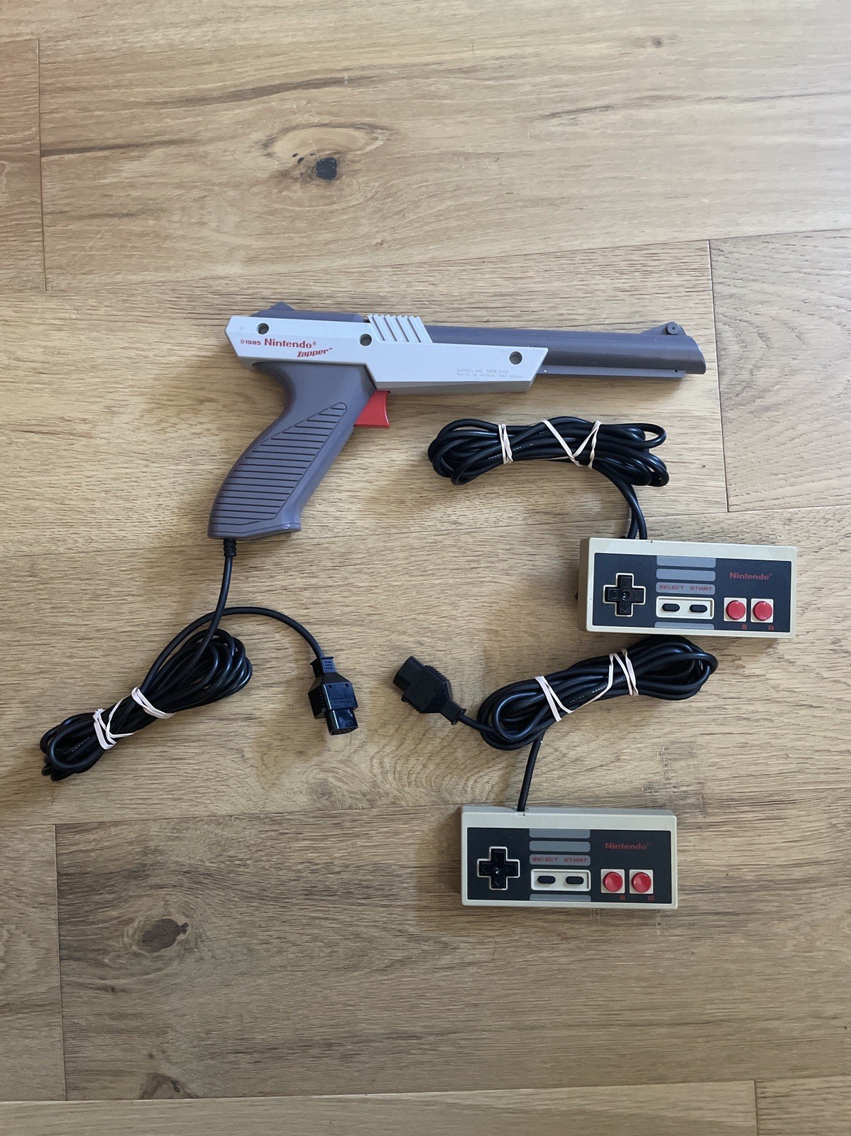 Original 1985 Nintendo Zapper Light Gun – Gray Model (NES-005) & 2 Controllers