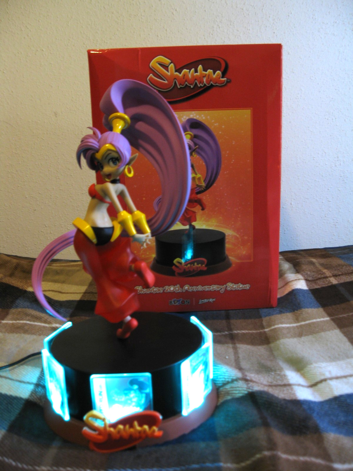 Shantae – Limited Run Games 20th Anniversary Statue + Acrylics (Box Damage)