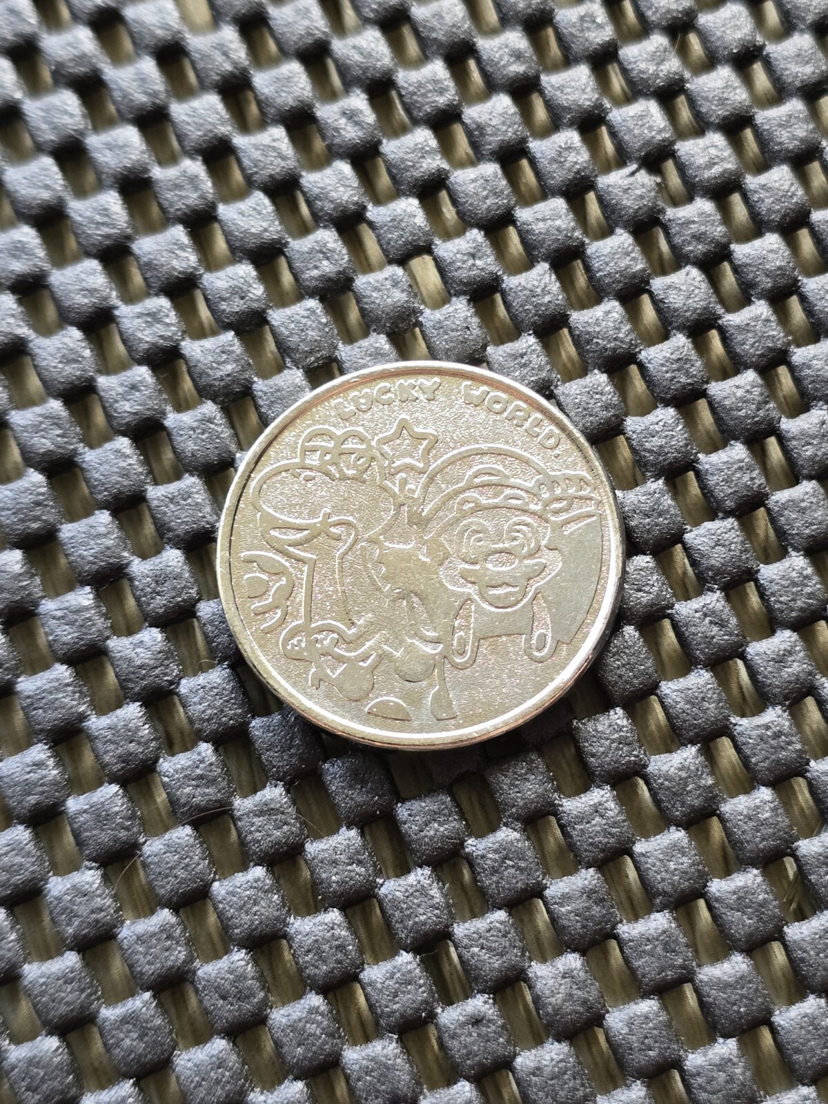 Super Mario Lucky World Coin Medal Nintendo Gachapon Rare Promo SNES GB [Wendy]