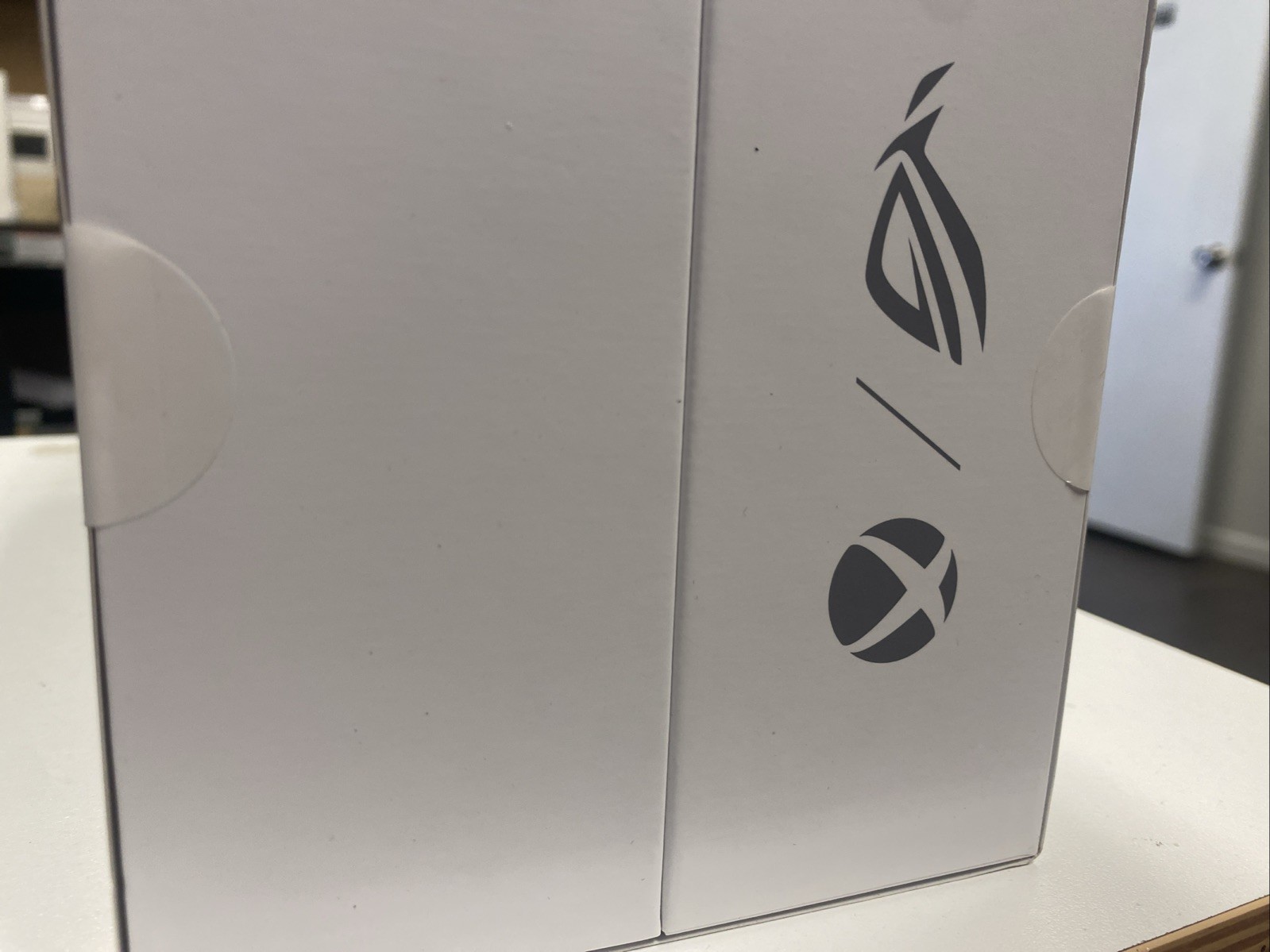 *NEW* ASUS ROG Xbox Ally 7″ 1080p FHD 120Hz Gaming Handheld – White (RC73YA)