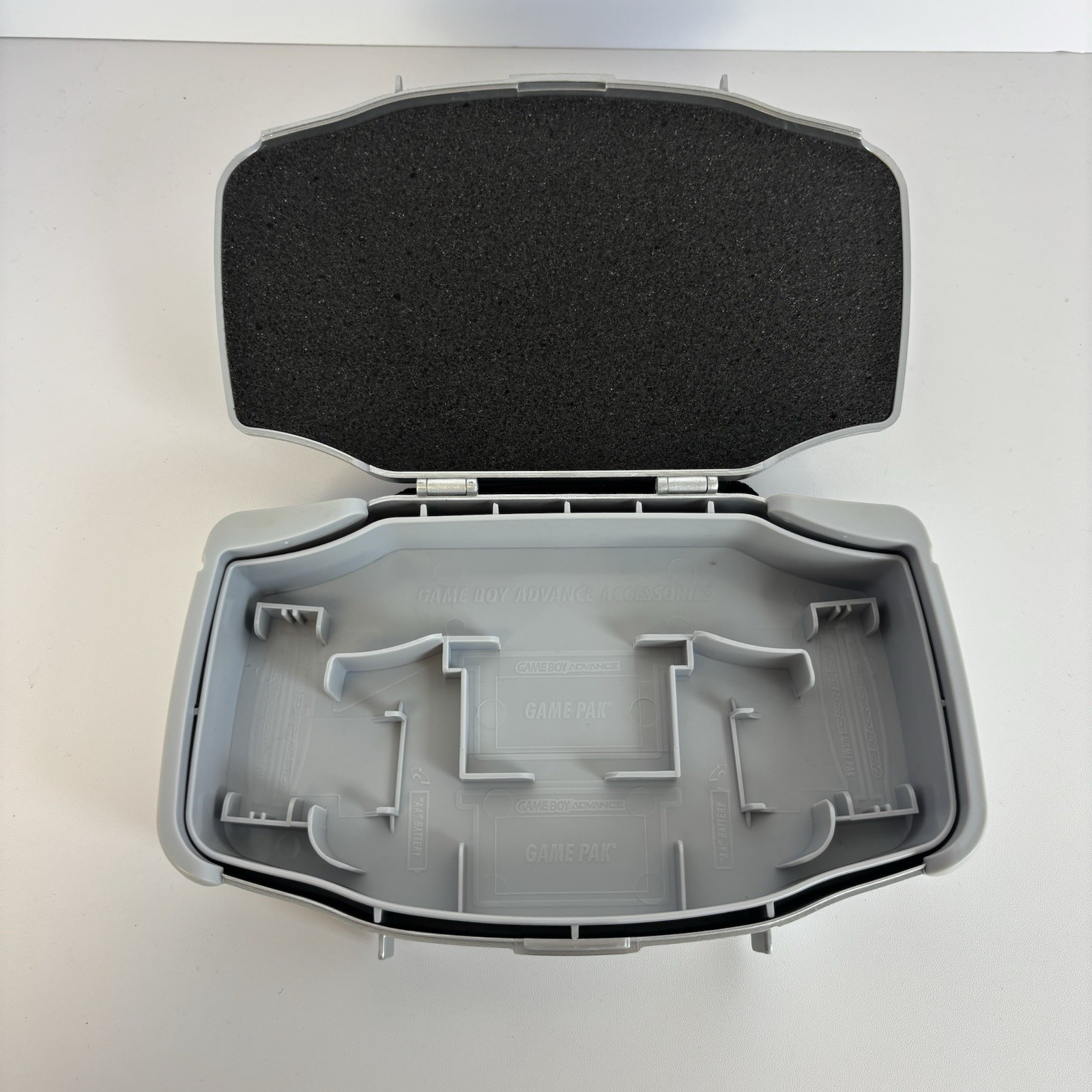 Nintendo Game Boy Advance Hard Shell Carrying Case Silver/ Gray 2002