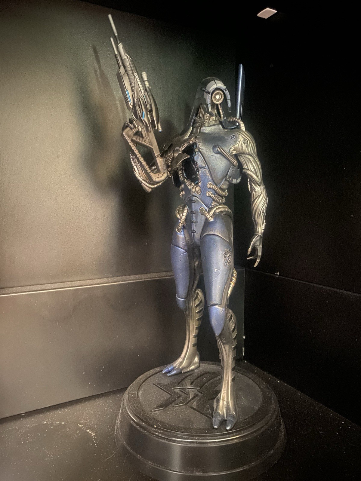 Dark Horse Deluxe Mass Effect Legion Figure