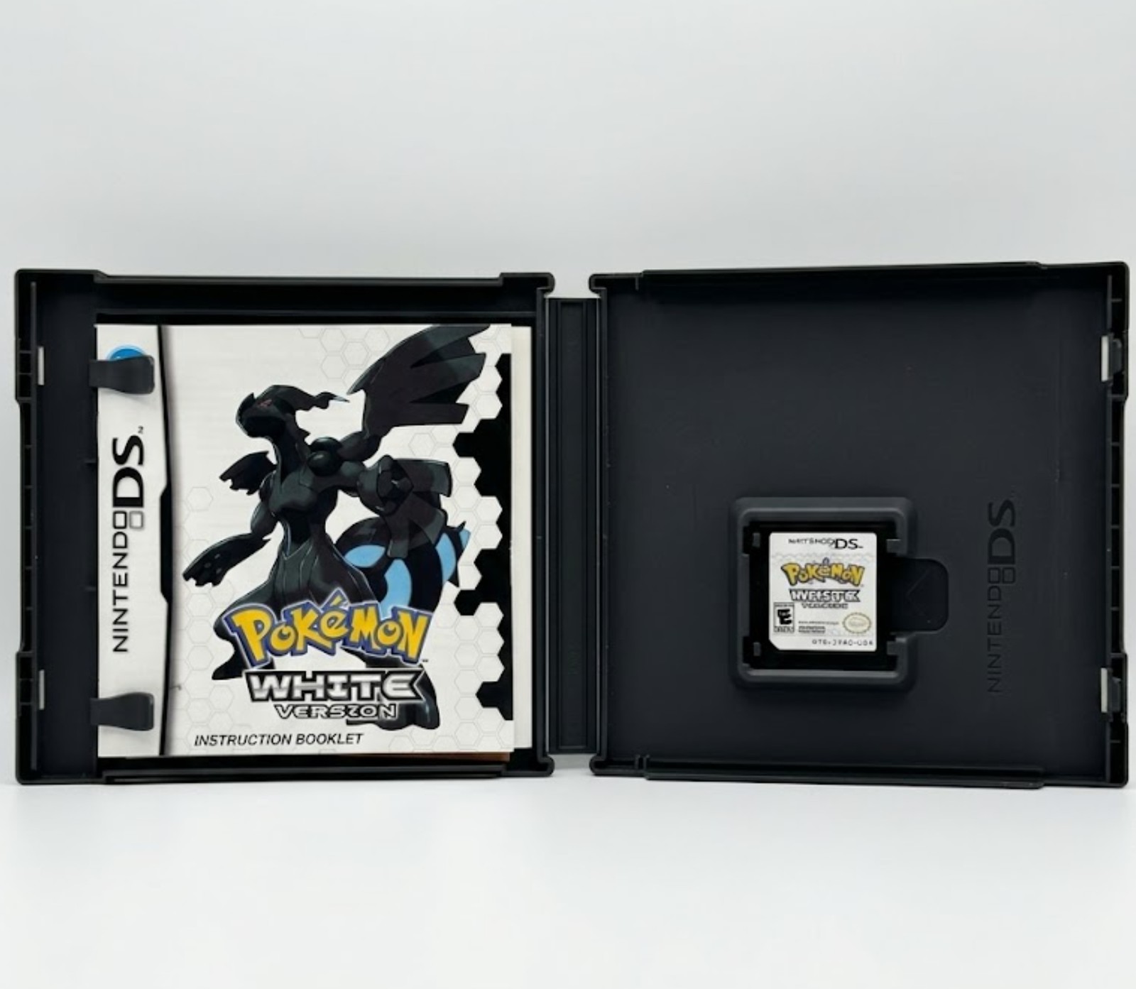 Pokémon White Version (2011)–Nintendo DS Game Cartridge with Color Box Packaging